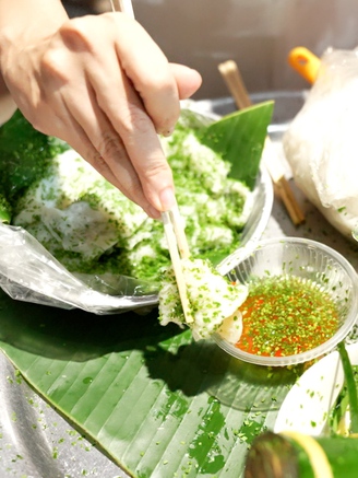 Về Bình Định trải nghiệm ăn bánh hỏi chay bán từ chiều đến tận khuya