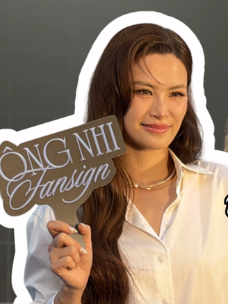 Diệu Nhi 'cứu nguy' khi Đông Nhi gặp sự cố trên sân khấu