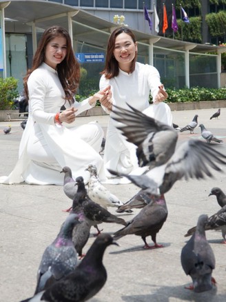 Người trẻ mang sắc đỏ và niềm tự hào dân tộc nhuộm thắm khắp muôn nơi
