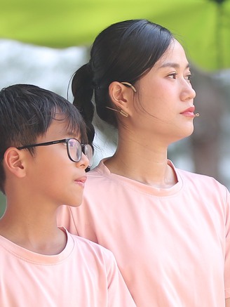 Lâm Vỹ Dạ khóc nghẹn trước cô bé mồ côi nương tựa vào người bà 77 tuổi