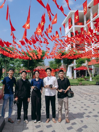 Hòa bình đẹp lắm!: 'Phủ đỏ' trường đại học để lan tỏa lòng yêu nước