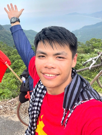 Chàng trai mặc áo đỏ, sao vàng đạp xe 1.600 km vào TP.HCM xem diễu binh