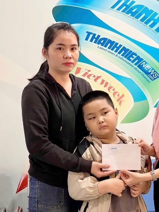 Trao tiền bạn đọc hỗ trợ cho người mẹ nuôi con bị ung thư máu