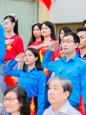 Hòa bình đẹp lắm!: Lễ chào cờ đặc biệt