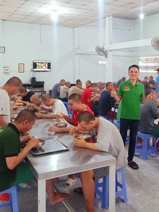 Chàng trai chuyên nấu ăn tặng bệnh nhân
