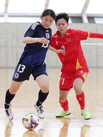 Đội tuyển futsal nữ Việt Nam ghi bàn vào lưới Nhật Bản: Bài học từ trận thua