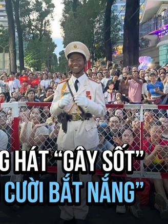 Giọng hát 'gây sốt' của chiến sĩ có 'nụ cười bắt nắng' đang nổi khắp cõi mạng