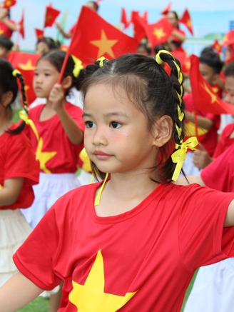 Mầm non Thủ Đức rực rỡ cờ đỏ sao vàng mừng 50 năm đất nước thống nhất