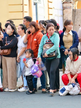 Mang theo đồ ăn, ghế ngồi... như đi 'cắm trại' để xem duyệt diễu binh, diễu hành