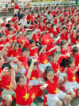 Học sinh TP.HCM mặc áo cờ Tổ quốc, trường lớp rực rỡ chào 30.4