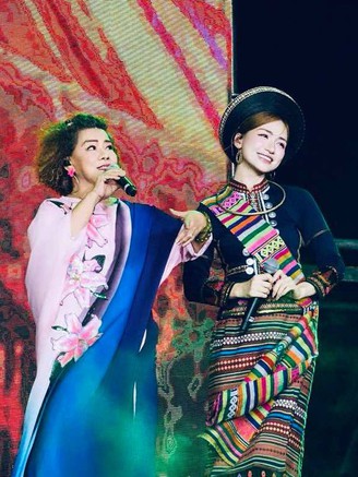 NSND Thanh Hoa nói gì về màn kết hợp gây sốt với Hòa Minzy?