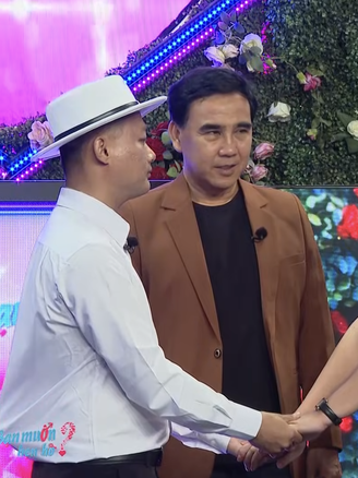 Chàng nhạc công dùng tiếng đàn violin chinh phục được nữ luật sư hơn tuổi
