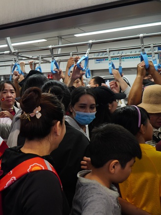 Đông nghịt người đi metro xem diễu binh, diễu hành