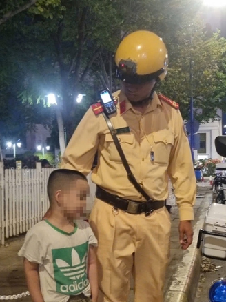 Bé trai 5 tuổi đi lạc ở bến Bạch Đằng, gia đình cầu cứu cộng đồng mạng