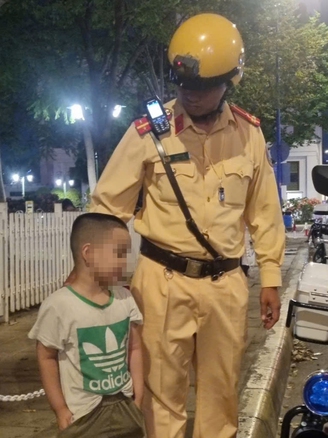 Tìm thấy bé trai 5 tuổi đi lạc ở bến Bạch Đằng nhờ cuộc gọi của bạn đọc Báo Thanh Niên