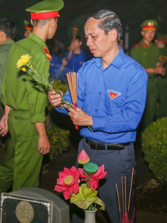 Xúc động lễ thắp nến tri ân các anh hùng liệt sĩ