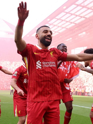 Tại sao Liverpool chưa thể nâng cúp vô địch dù đã chính thức lên ngôi Ngoại hạng Anh?