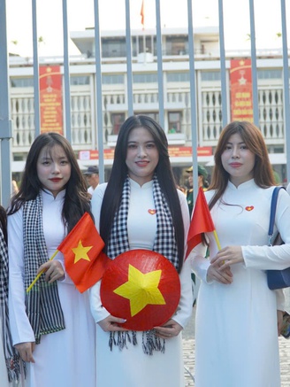 Cận kề 30.4, dòng người tranh thủ check-in với những view '50 năm mới có 1 lần'