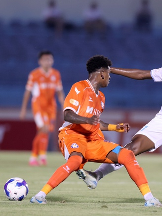 Cuộc đua trụ hạng V-League rất gay cấn: Càng cần sự minh bạch và công bằng!