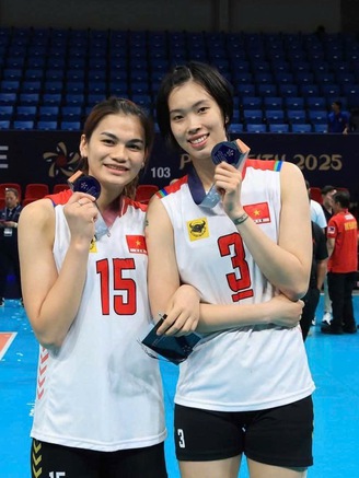 Bóng chuyền nữ Việt Nam lại ra biển lớn