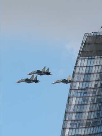 Diễu binh 30.4: Tiêm kích Su-30MK2, Yak-130 vút qua những tòa nhà trung tâm TP.HCM