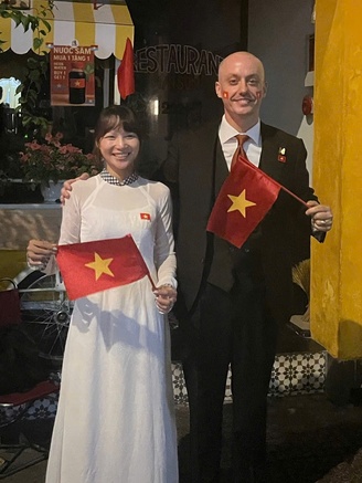 Người nước ngoài hào hứng xem diễu binh, ngưỡng mộ tinh thần yêu nước của người Việt
