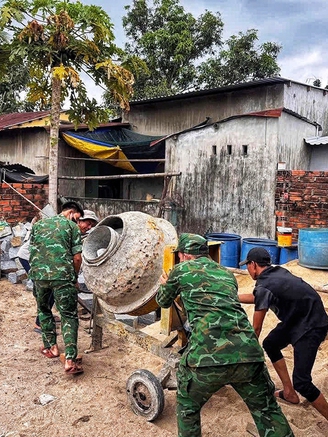 Bộ đội biên phòng xây nhà cho mẹ đơn thân nghèo