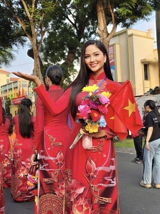 Lan Ngọc, H'Hen Niê có mặt từ sớm chuẩn bị diễu hành, chia sẻ gây xúc động