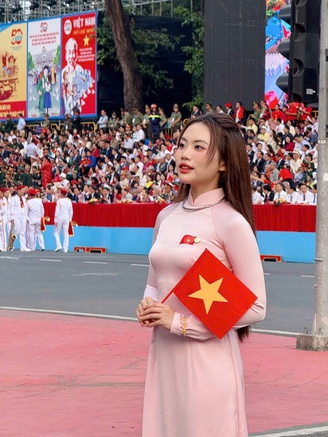 NSƯT Lê Thiện, Phương Mỹ Chi gây xúc động trong ‘Rạng rỡ non sông Việt Nam’