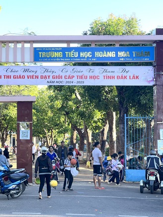 Trường tiểu học dừng thu tiền ‘câu lạc bộ’ dạy thêm các môn học