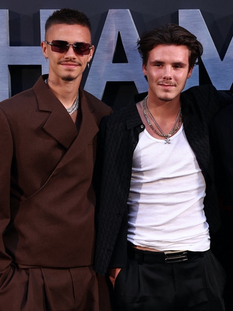 Hai con trai của David - Victoria Beckham bất hòa vì một cô gái?