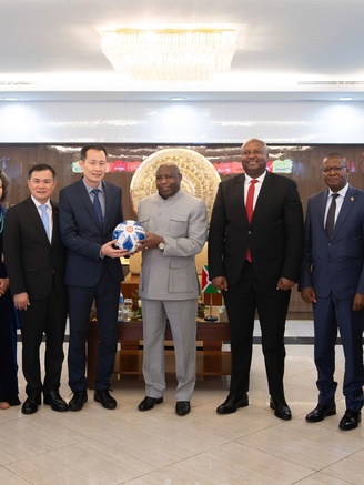Tổng thống Burundi thăm Thể Công Viettel: Đội trưởng Bùi Tiến Dũng vinh dự làm điều đặc biệt