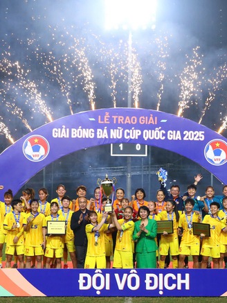 Đội nữ TP.HCM đăng quang trong khó nhọc, nhớ Chelsea Lê khôn nguôi