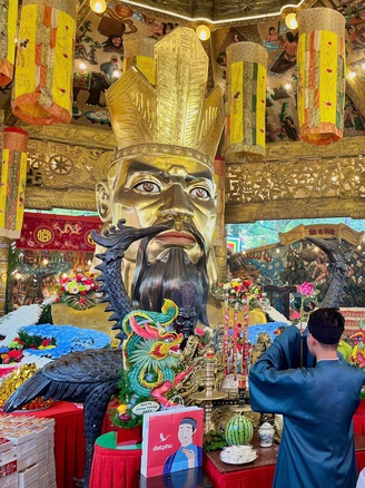 Giỗ tổ Hùng Vương: Người dân ùn ùn tới Suối Tiên nhận 'lộc Vua Hùng'