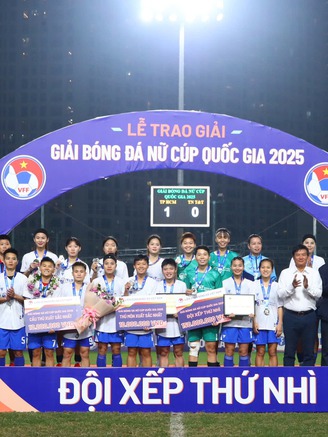 Phó chủ tịch Tập đoàn T&T Đỗ Vinh Quang thưởng nóng 500 triệu cho CLB nữ Thái Nguyên 