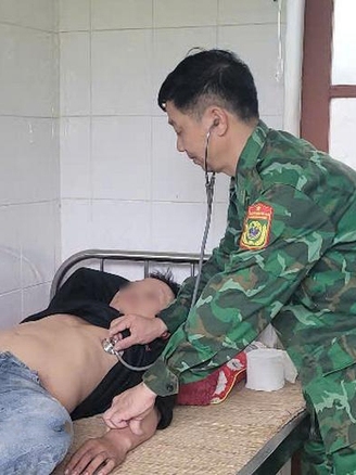 Quân y cứu sống hàng chục người bị ngộ độc lá ngón bằng bài thuốc dân gian