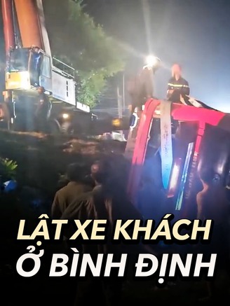 Xe khách lật nghiêng xuống ruộng trong đêm, 1 người tử vong