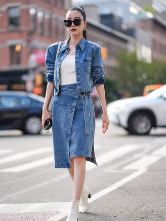 Chân váy denim là trang phục không bao giờ thiếu của phái nữ