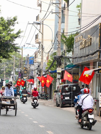 Đường phố ở TP.HCM rực rỡ cờ Tổ quốc: 'Nhìn là thấy đầy tự hào'