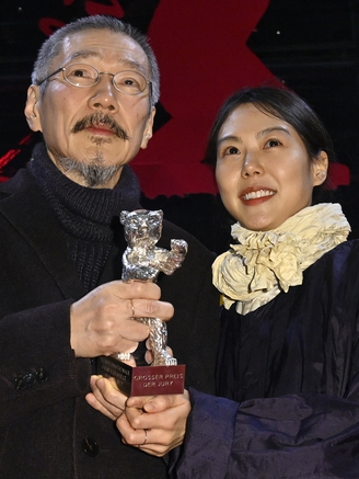 Kim Min Hee đón con trai cùng người tình U.70