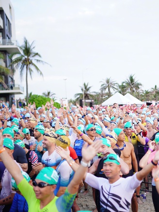 Hàng nghìn 'người thép' lao ra biển Sơn Thủy tranh tài IRONMAN 70.3 Đà Nẵng