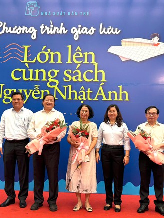 Nhà văn Nguyễn Nhật Ánh 'toát mồ hôi' khi tặng chữ ký cho fan Thái Lan