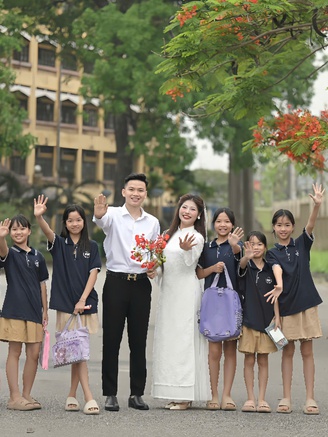 Cặp đôi chụp ảnh cưới ở trường học cùng với học sinh ‘gây sốt’