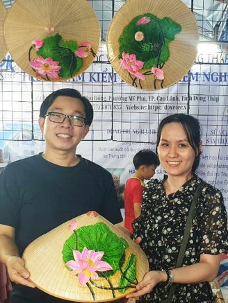 Khách quốc tế hứng thú với nón lá nghệ thuật của người phụ nữ miền Tây