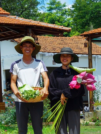 Bỏ phố về quê, vợ chồng trẻ tạo mảnh vườn 3.000 m² đẹp như mơ