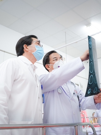 Bệnh viện Chợ Rẫy cấp cứu 4 nạn nhân trong vụ tai nạn ô tô chở 24 người đi hành hương