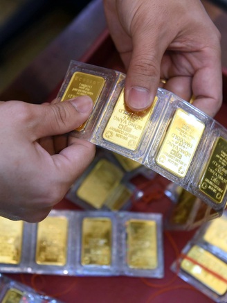 Giá vàng giảm mạnh, lãi suất ở mức thấp