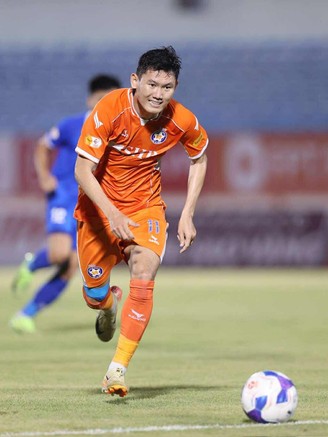 Hàng loạt sai lầm khó hiểu khiến cuộc đua trụ hạng đảo chiều, V-League thật giả khó lường