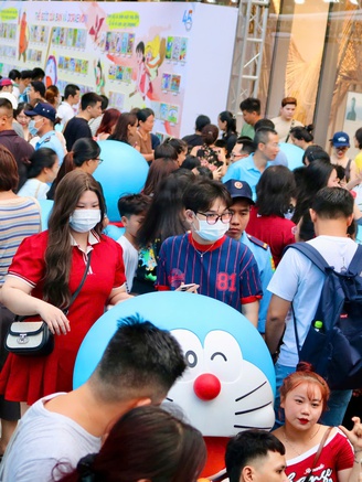 Chen nhau để check-in với mèo máy Doraemon tại Landmark 81