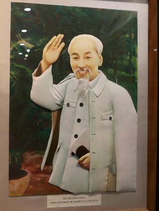 Tranh chân dung Bác Hồ từ lá sen khô, vỏ tràm, mo cau...
